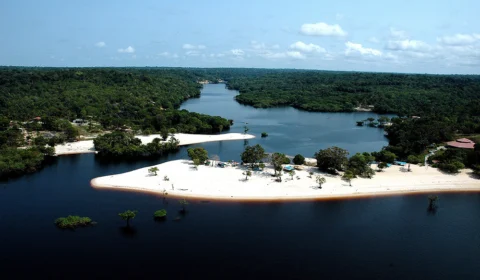Praia do Tupé e Ponta Negra são opções econômicas para turista em Manaus