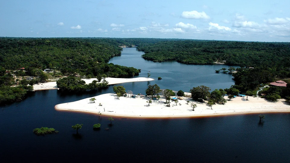 Praia do Tupé e Ponta Negra são opções econômicas para turista em Manaus