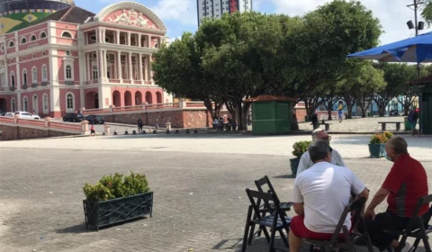 Bar em Manaus é opção para admirar o teatro Amazonas e tomar um litrão