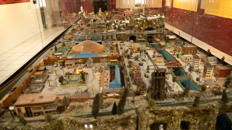 Exposição em Manaus apresenta prédios da cidade em versão de miniatura