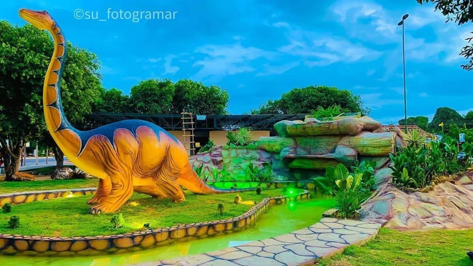 Dinossauro é atração em praça no Amazonas, conheça o lugar