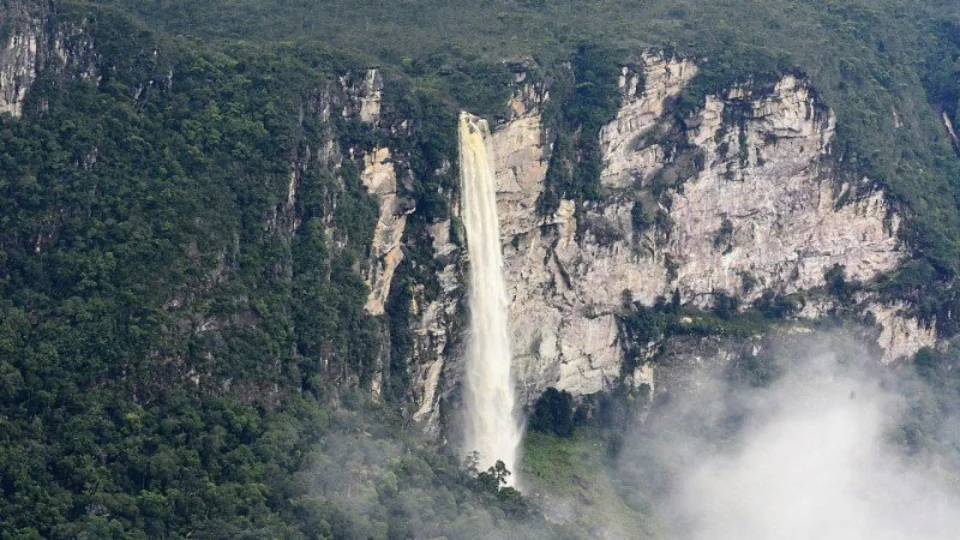 Maior cachoeira do Brasil fica no interior do Amazonas, conheça o lugar