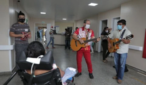 Artistas amazonenses realizam apresentações em asilo de Manaus