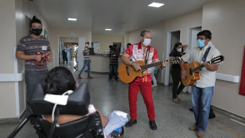 Artistas amazonenses realizam apresentações em asilo de Manaus