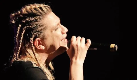 Artista faz show em homenagem ao cantor Zezinho Corrêa