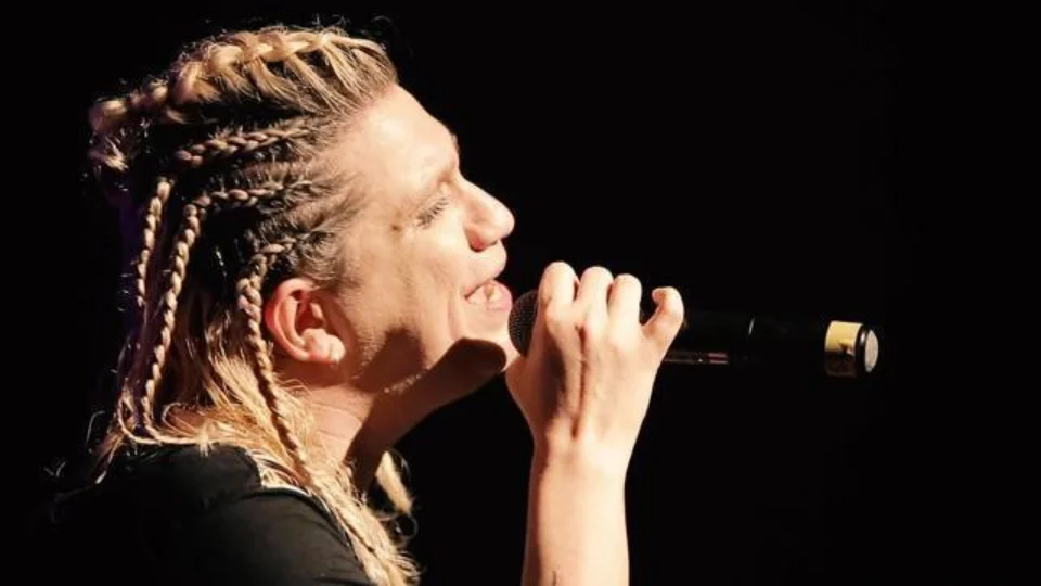 Artista faz show em homenagem ao cantor Zezinho Corrêa