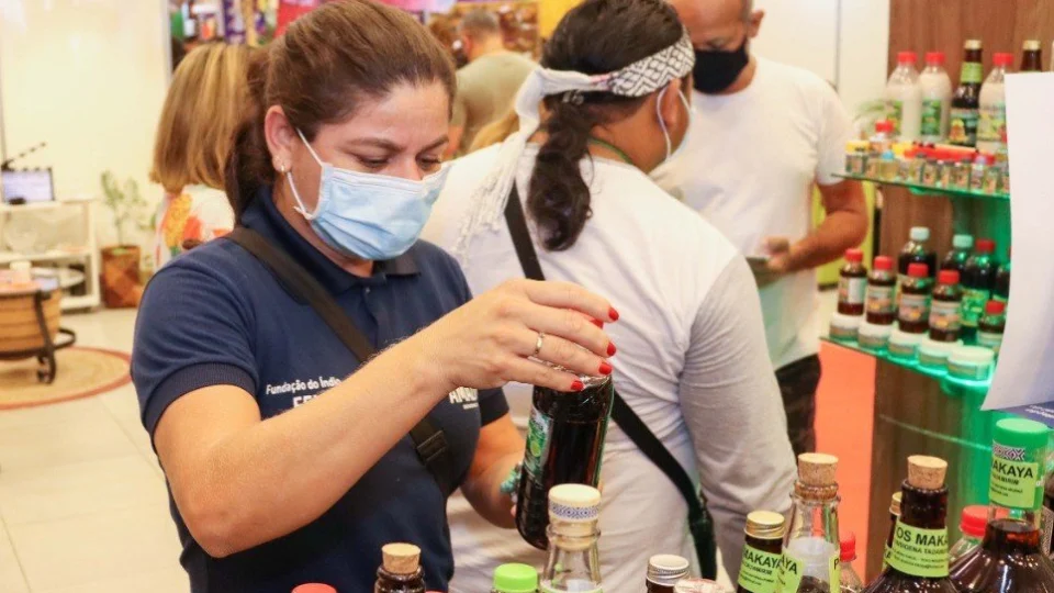 ‘Cachaça do Índio’ é produzida por artesãos indígenas com ingredientes tradicionais