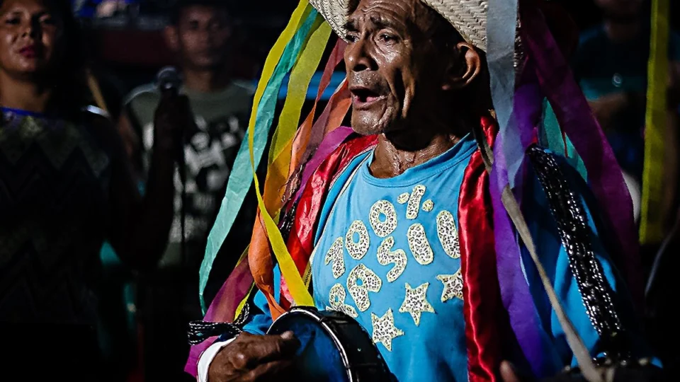 Projeto cultural ensina jovens tradição do Tambor de Gambá e dança dos Pássaros em Maués