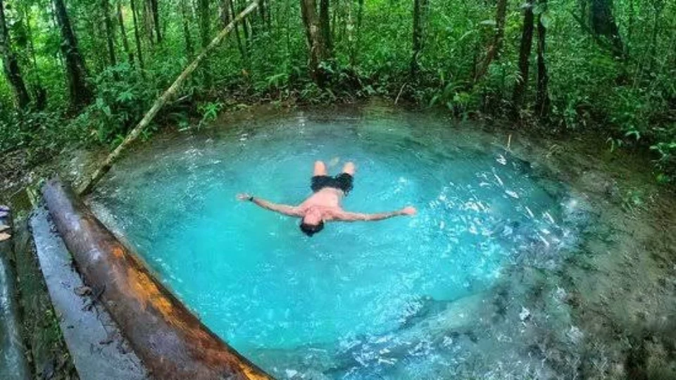 Fervedouro do Maranhão: Conheça a famosa lagoa azul em Presidente Figueiredo