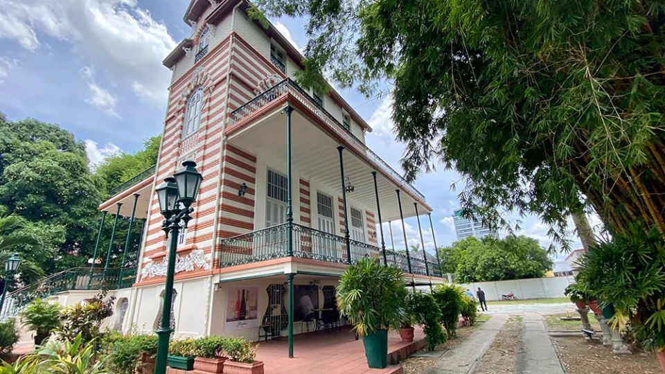 Castelinho da vila, conheça a história da famosa loja de vinhos em Manaus.