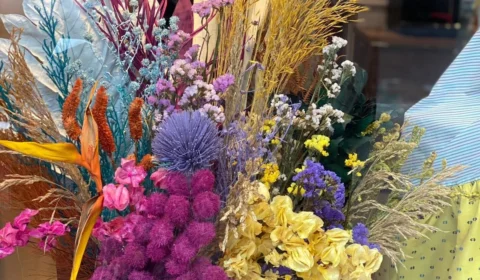 Artesã de Manaus faz arte com folhas e flores secas da Amazônia