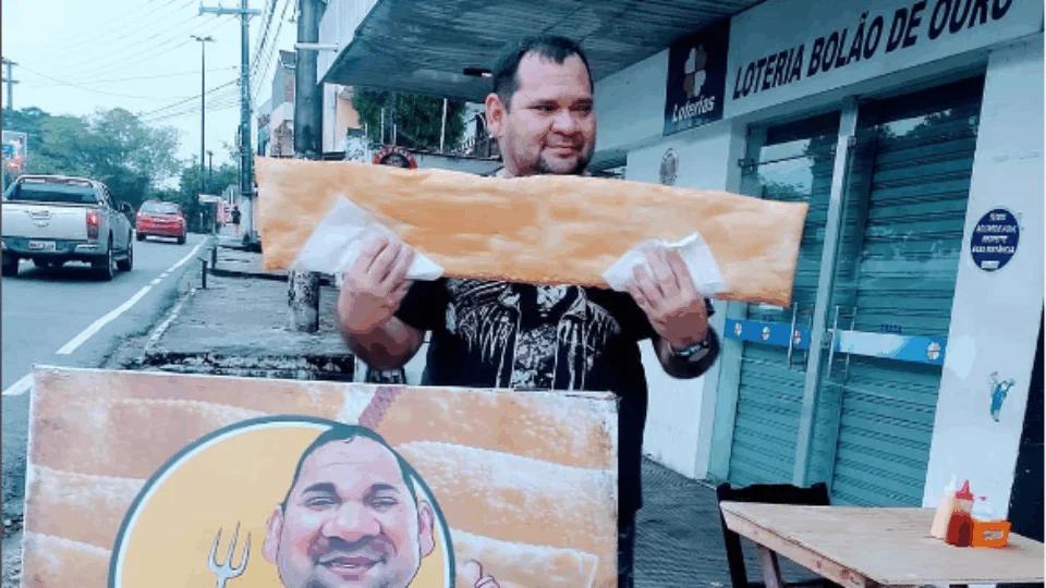 Restaurante em Manaus surpreende com pastéis gigantes, conheça o lugar