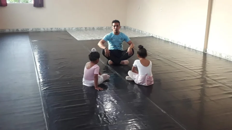 Projetos de balé em Manaus abrem inscrições para crianças da zona leste