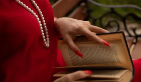 ‘Lua Vermelha’: híbrido de teatro, cinema e literatura faz reflexão sobre a vida e o universo feminino