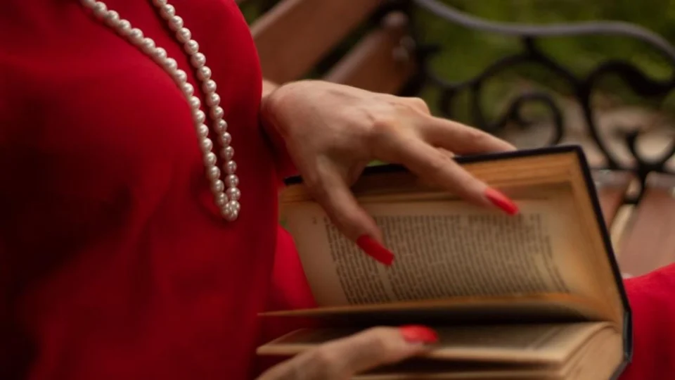 ‘Lua Vermelha’: híbrido de teatro, cinema e literatura faz reflexão sobre a vida e o universo feminino