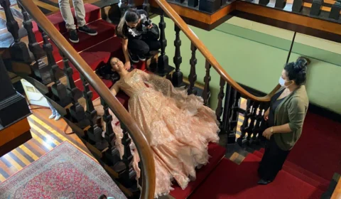 Jovem faz ensaio fotográfico com tema de princesa em museu de Manaus