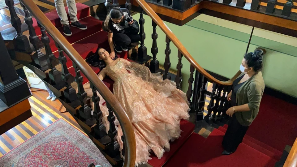 Jovem faz ensaio fotográfico com tema de princesa em museu de Manaus