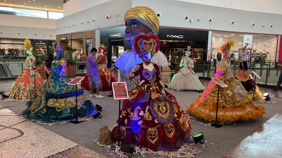 Shopping apresenta fantasias históricas do carnaval de Manaus