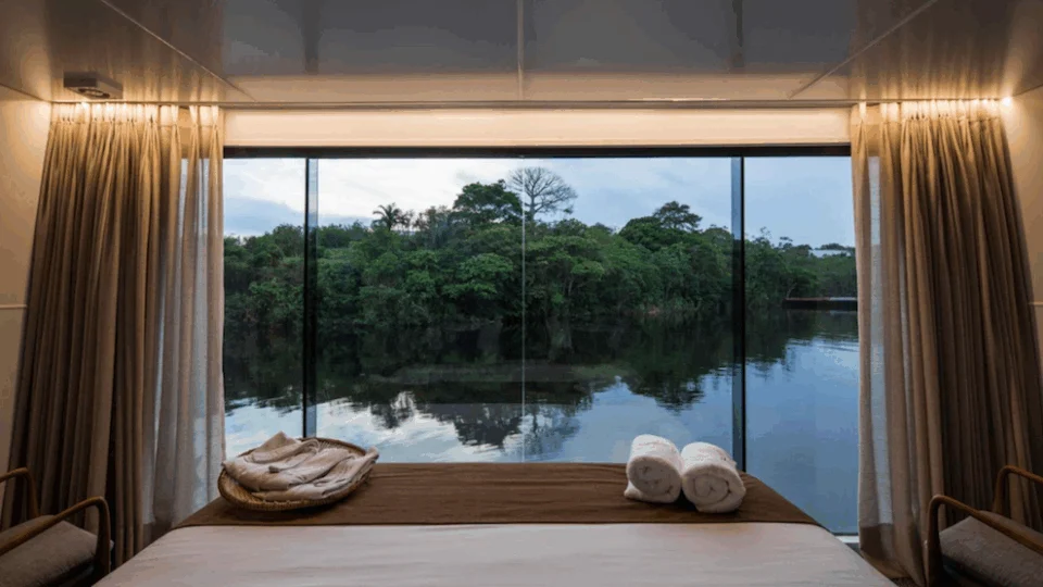 Barco-hotel: saiba como é viver essa experiência no Amazonas
