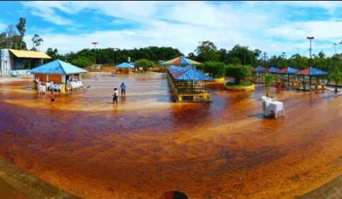 Lago transborda e vira atração em Balneário no Amazonas