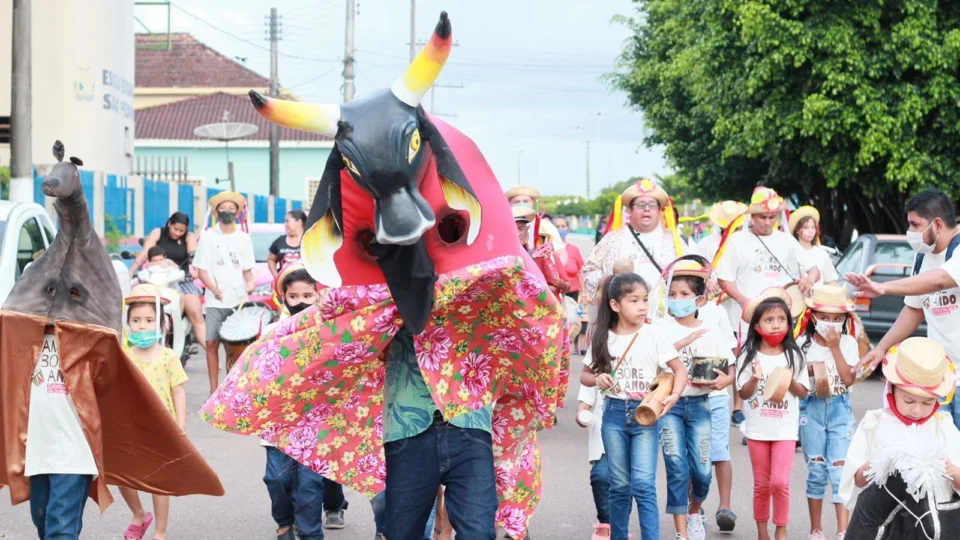 Ruas de Maués ganham desfile folclórico de bois tradicionais da cidade