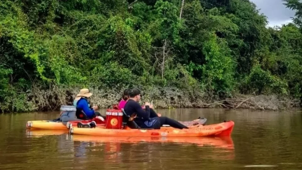 Passeio de caiaque atrai turistas para paisagens de Roraima