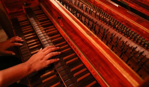 Teatro Amazonas recebe show de Eliana Printes e espetáculos multimídia em homenagem a Tom Jobim