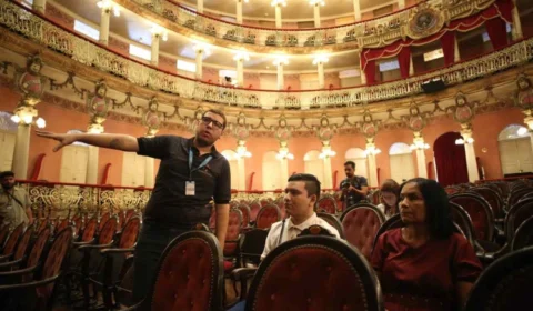 Visita guiada no Teatro Amazonas é opção para alunos durante o período de férias
