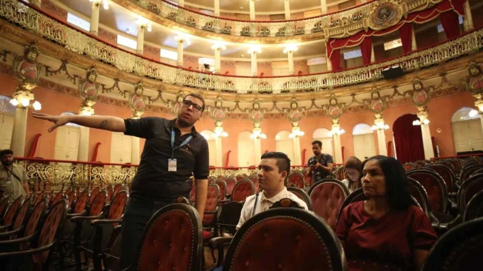 Visita guiada no Teatro Amazonas é opção para alunos durante o período de férias