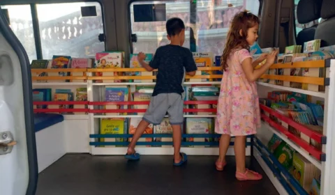 Escritora Leila Plácido participa do projeto Mania de Ler no Largo de São Sebastião