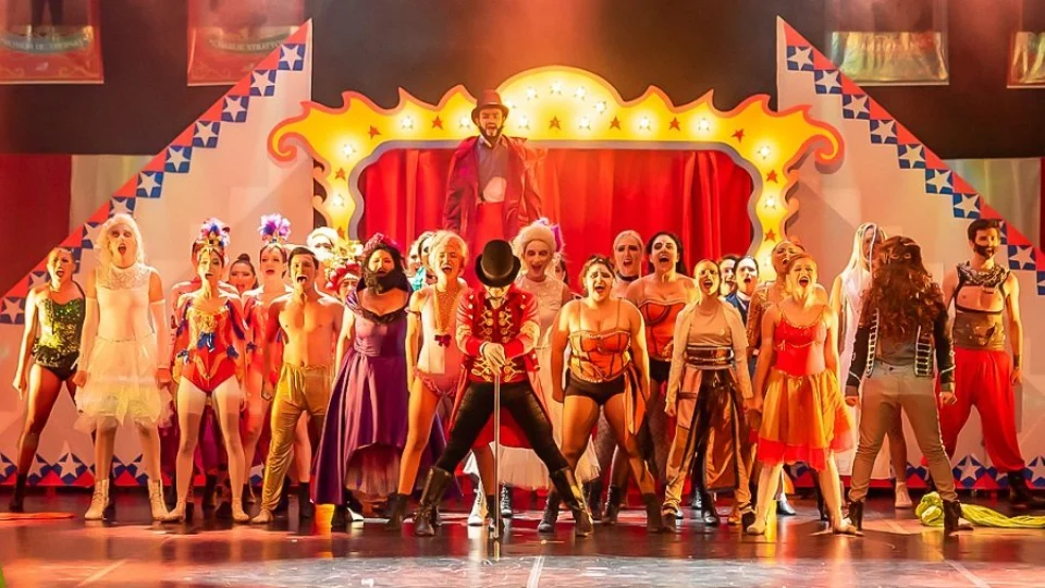 Diretor artístico da Cia JM Jazz visita Teatro Amazonas para os preparativos do espetáculo “O Rei do Show”