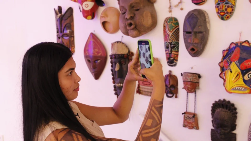 Influenciadora indígena, Ira Maragua promove turismo e cultura nas redes sociais