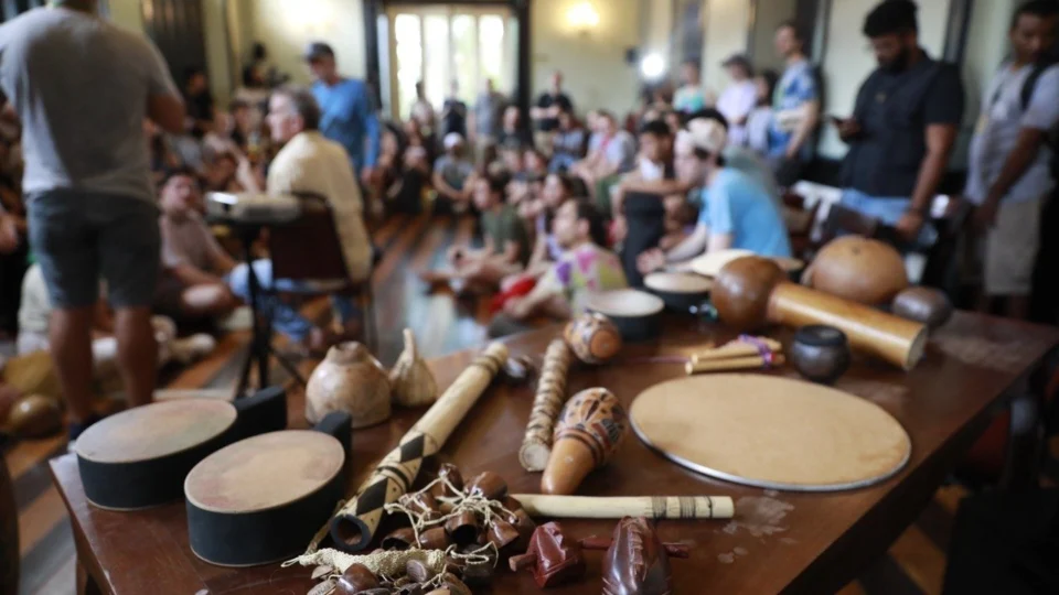 Músicos americanos se encantam com sons amazônicos em oficina no Centro Cultural Palácio Rio Negro