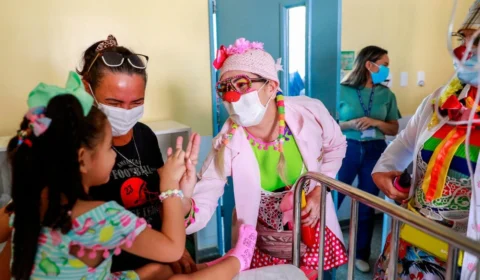 Artistas levam a alegria do circo para pacientes de hospitais infantis públicos de Manaus