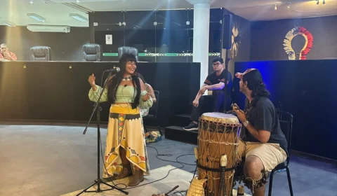 Djuena Tikuna apresenta sua música e saberes a universitários norte-americanos