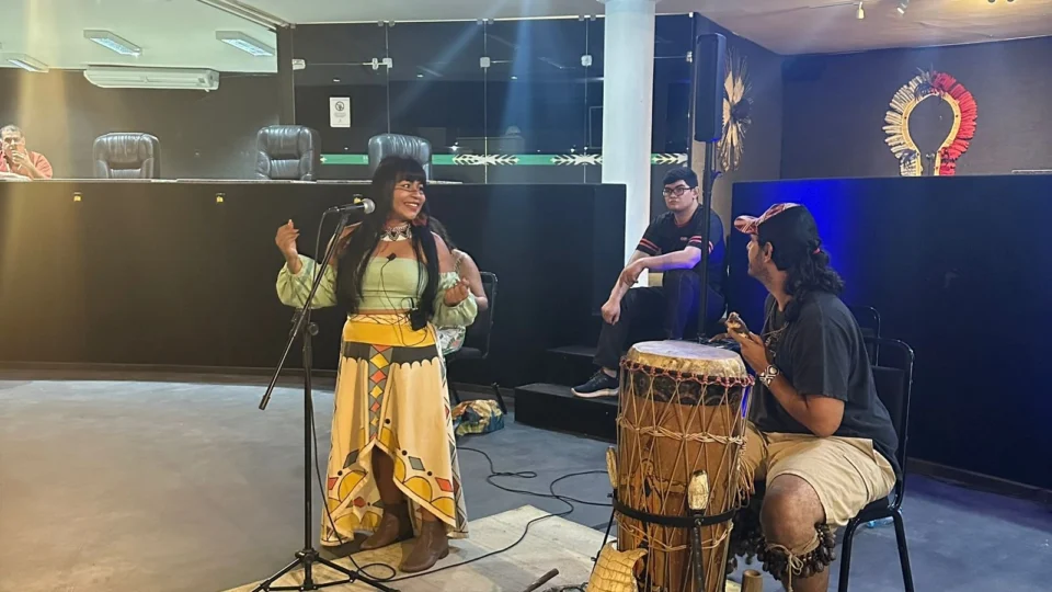 Djuena Tikuna apresenta sua música e saberes a universitários norte-americanos