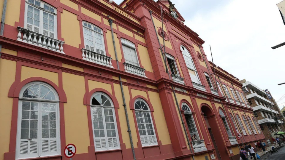 Dia Nacional da Biblioteca reforça importância da Biblioteca centenária do Amazonas