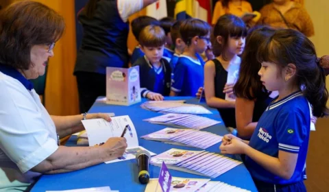 Nelly Falcão doa mil livros sobre educação ambiental para instituições de ensino