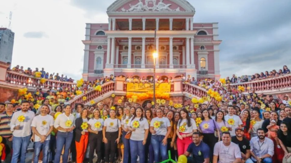 Teatro Amazonas é iluminado em alusão ao combate à exploração sexual de crianças e adolescentes