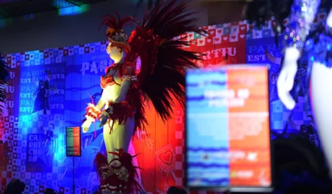 Exposição sobre Festival de Parintins encanta turistas no Aeroporto de Manaus