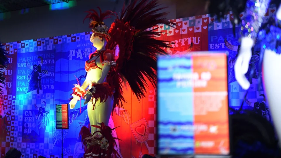 Exposição sobre Festival de Parintins encanta turistas no Aeroporto de Manaus