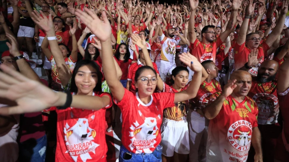 Parintins 2023: Garantido faz os ajustes finais para a primeira noite do festival e lota o Bumbódromo