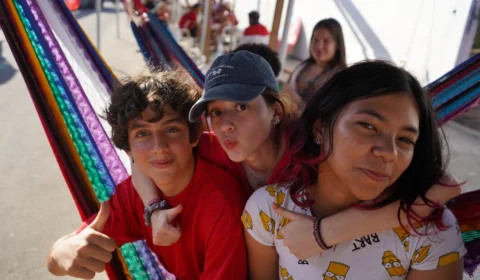 Turistas vivem a experiência na fila da galera do 56º Festival Folclórico de Parintins