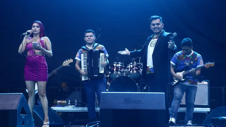 estival Folclórico do Amazonas fomenta setor musical com grupos se apresentando ao som de música ao vivo