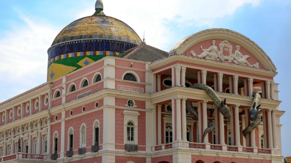Arte contemporânea ‘Entidades’ destaca a fachada do Teatro Amazonas
