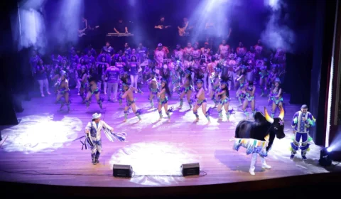 Governo do Estado une Bois-Bumbás à Amazonas Filarmônica em memorável show no palco do Teatro Amazonas