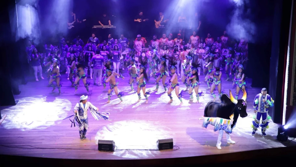 Governo do Estado une Bois-Bumbás à Amazonas Filarmônica em memorável show no palco do Teatro Amazonas