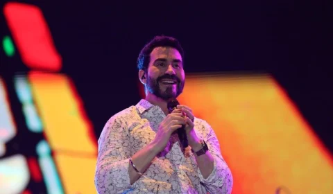 Na terceira noite de #SouManaus2023, Padre Fábio de Melo conduz multidão a momento de fé