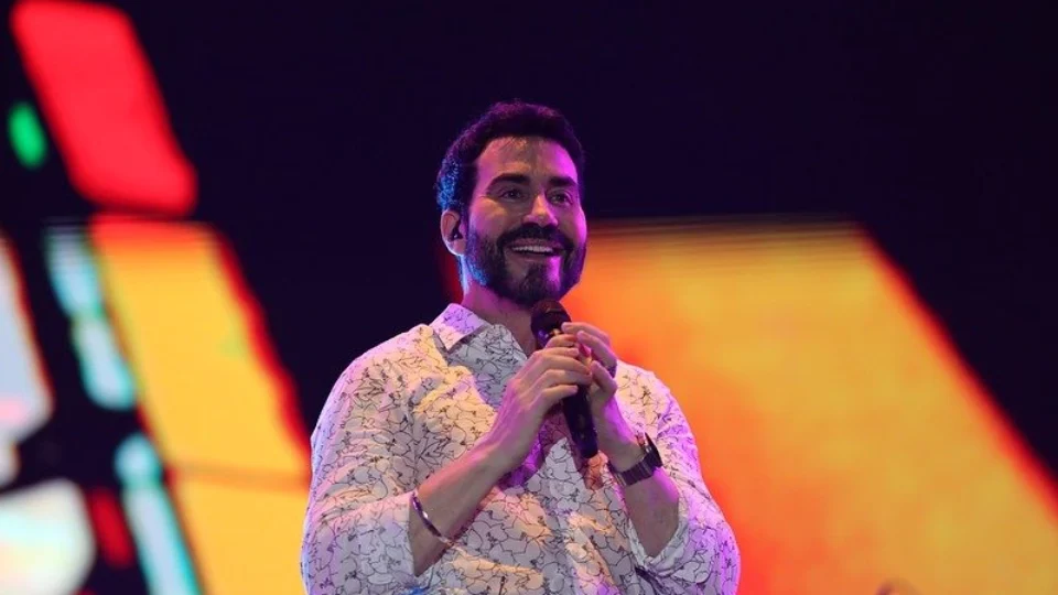 Na terceira noite de #SouManaus2023, Padre Fábio de Melo conduz multidão a momento de fé