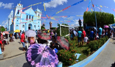 Borba atrai turistas com piscinas naturais e festa religiosa